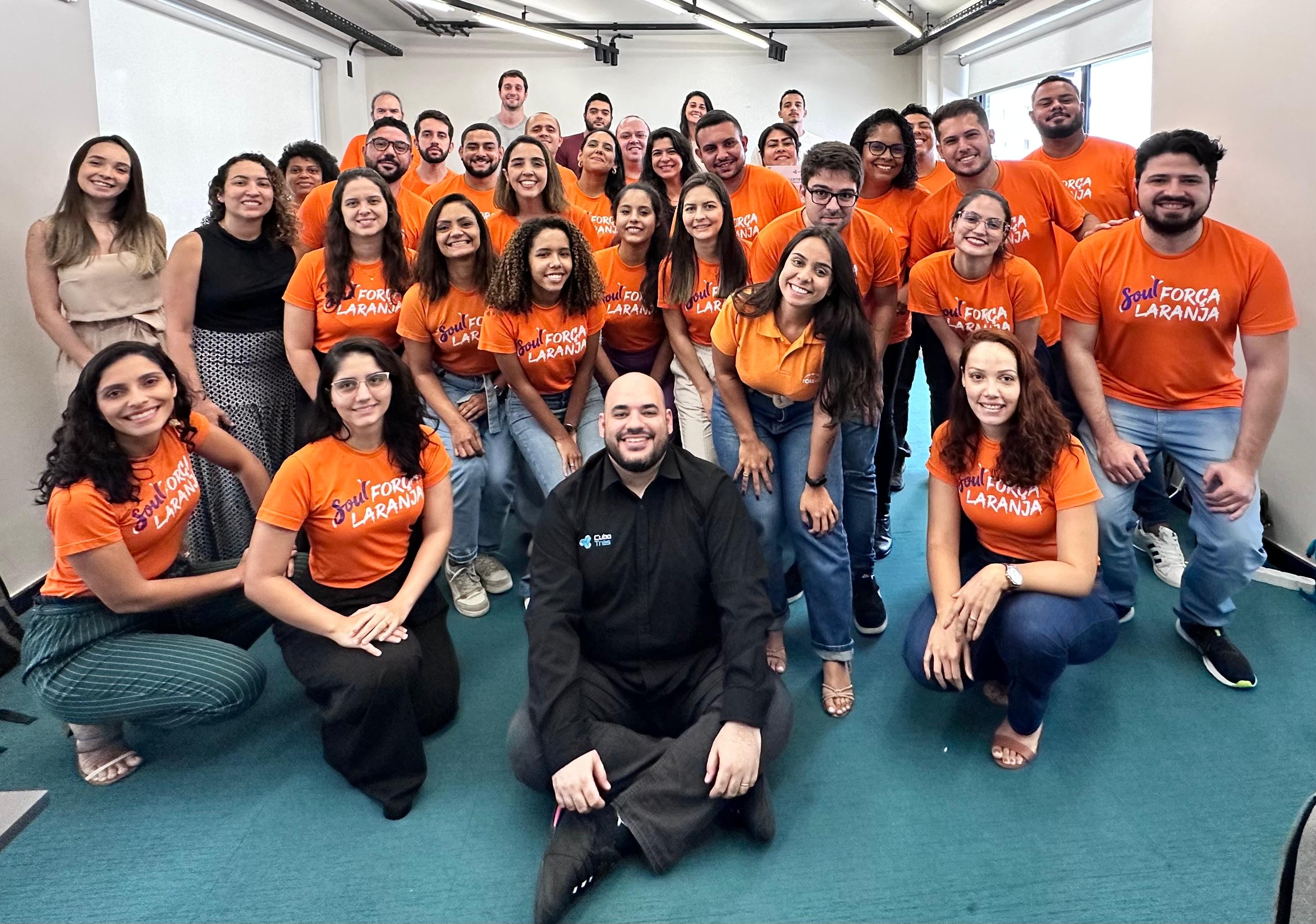 Foto de uma turma em treinamento presencial da Cubo Três.